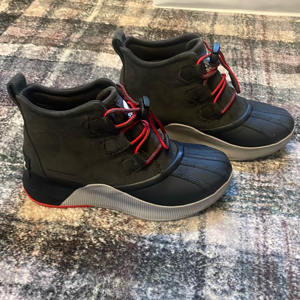 Sorel Kids Out N About Winter Boots
Size 3
Black/charcoal/red
